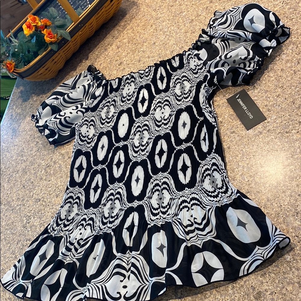 NWT Jennifer Lloyd Short Sleeve Blouse Top Small Black Gray White